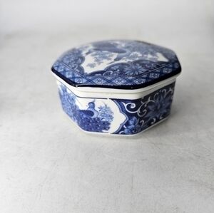 Blue and white hand painted Asian trinket dish‎
